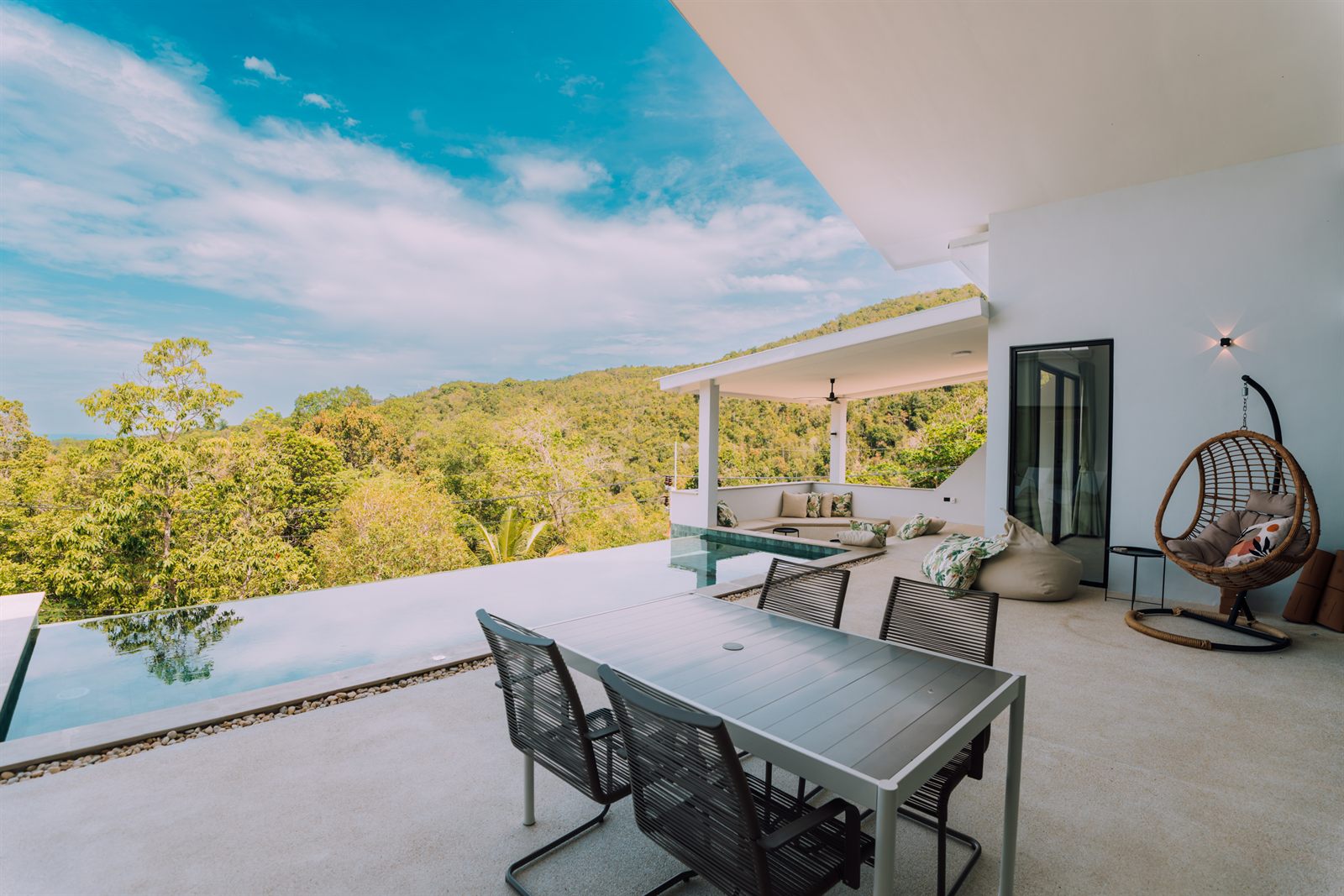 Breath of Paradise — covered terrace and dining