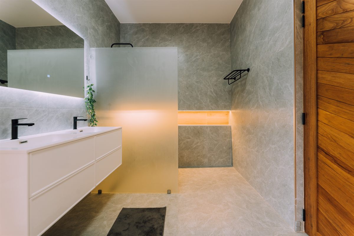 Breath of Paradise — bathroom