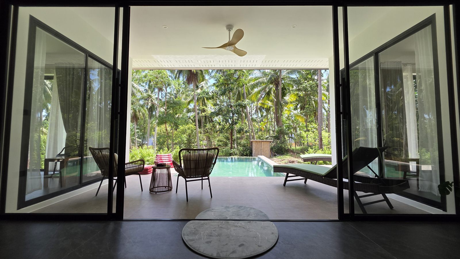 Villa Issanka — covered terrace by the pool