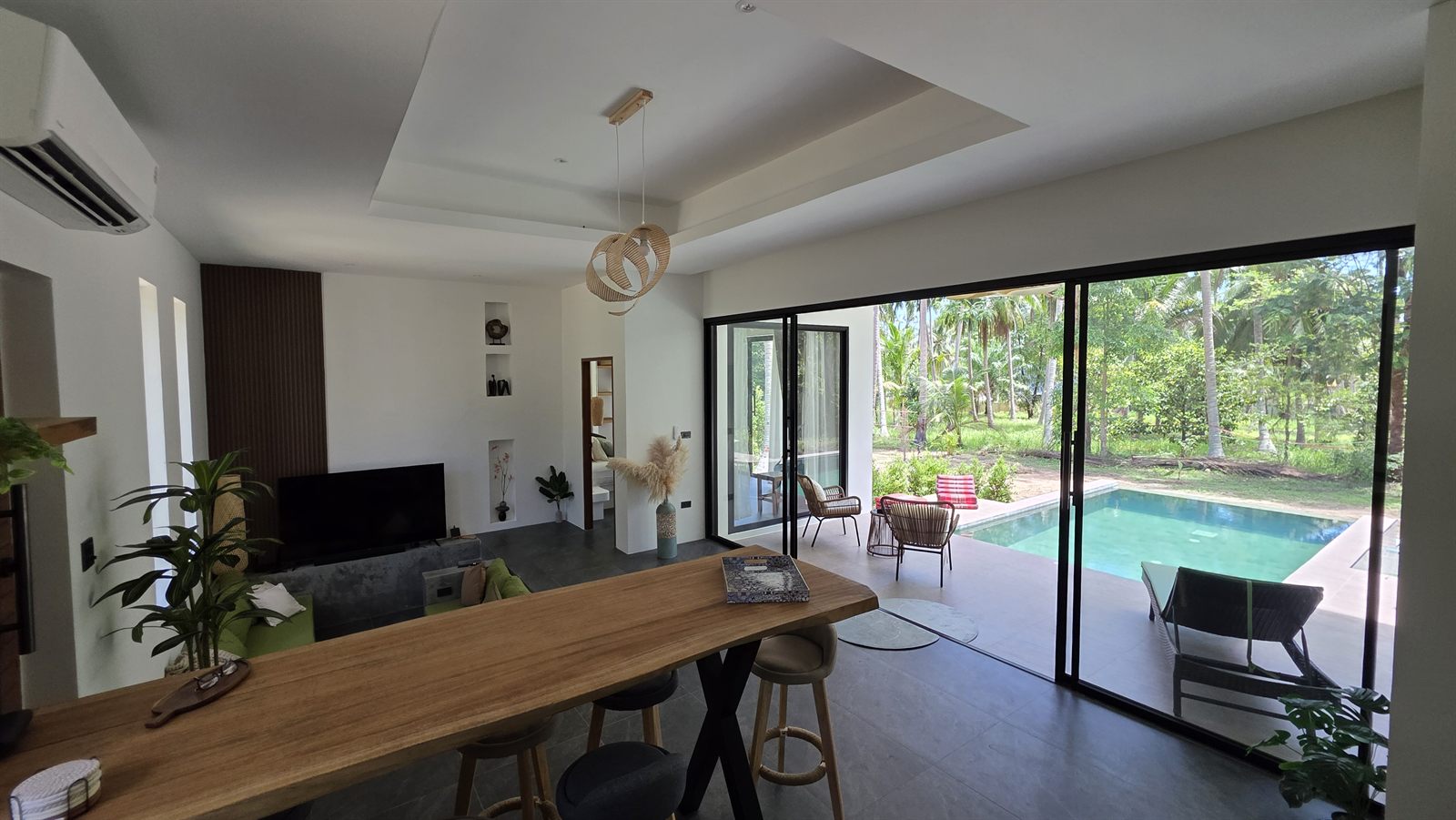 Villa Issanka — open-plan living, dining and kitchen