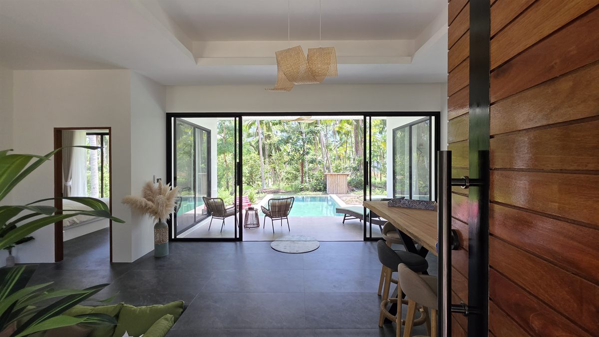 Villa Issanka — dining area and pool view