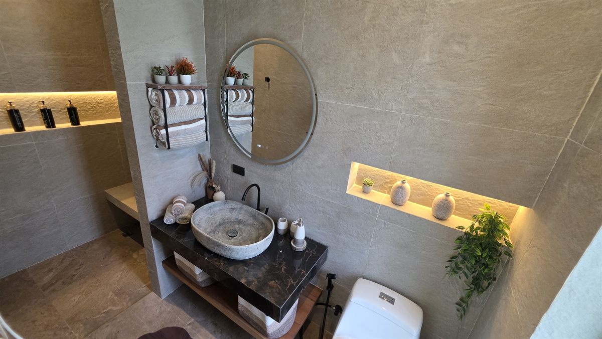 Villa Issanka — en-suite bathroom
