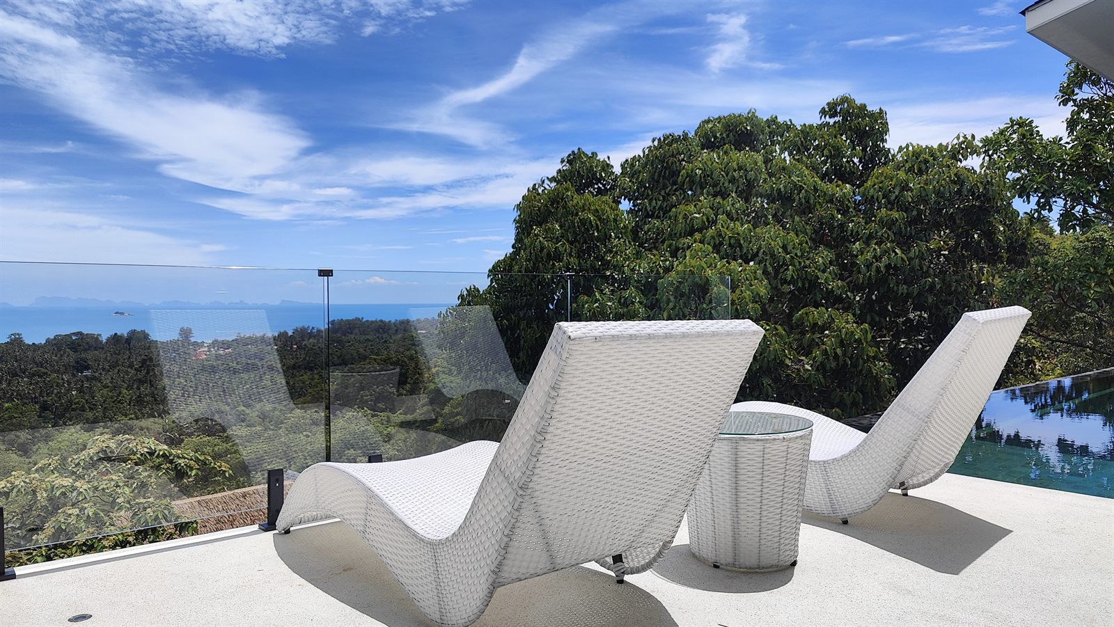 Villa Kiran — pool and sea view
