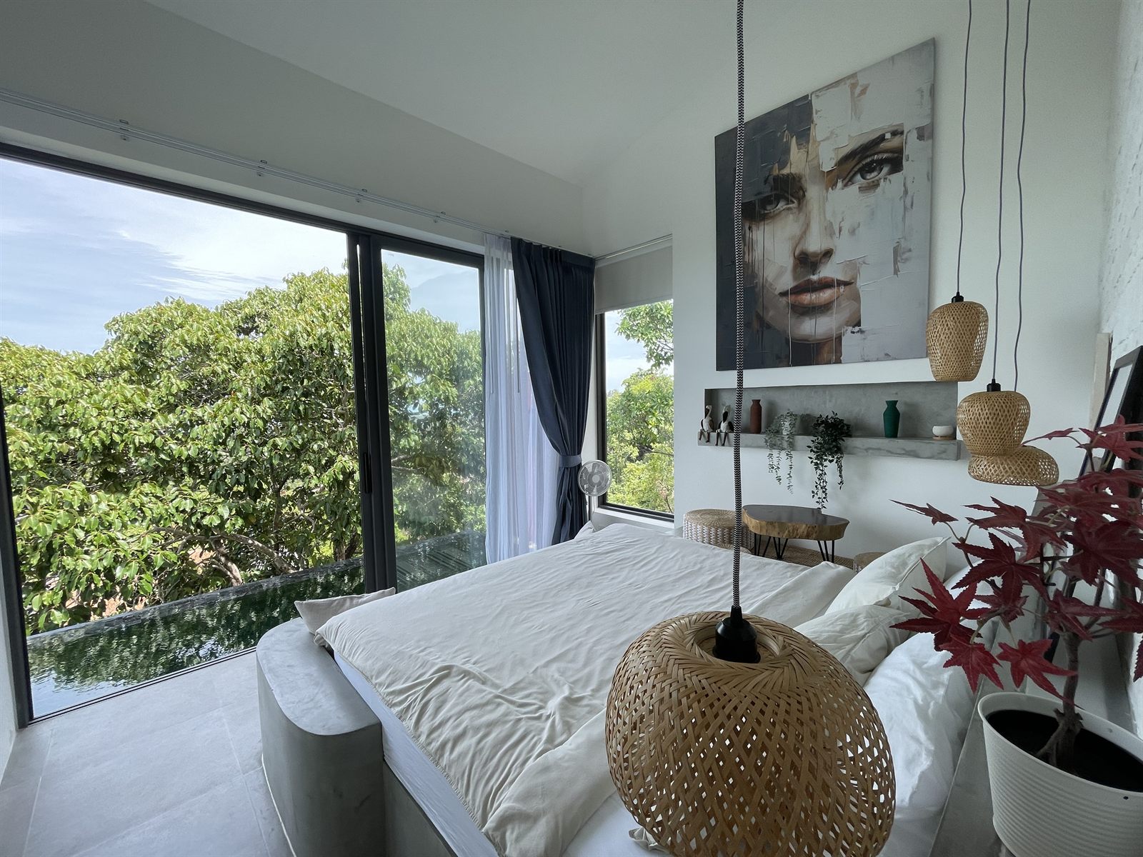 Villa Kiran — bedroom with pool and sea view
