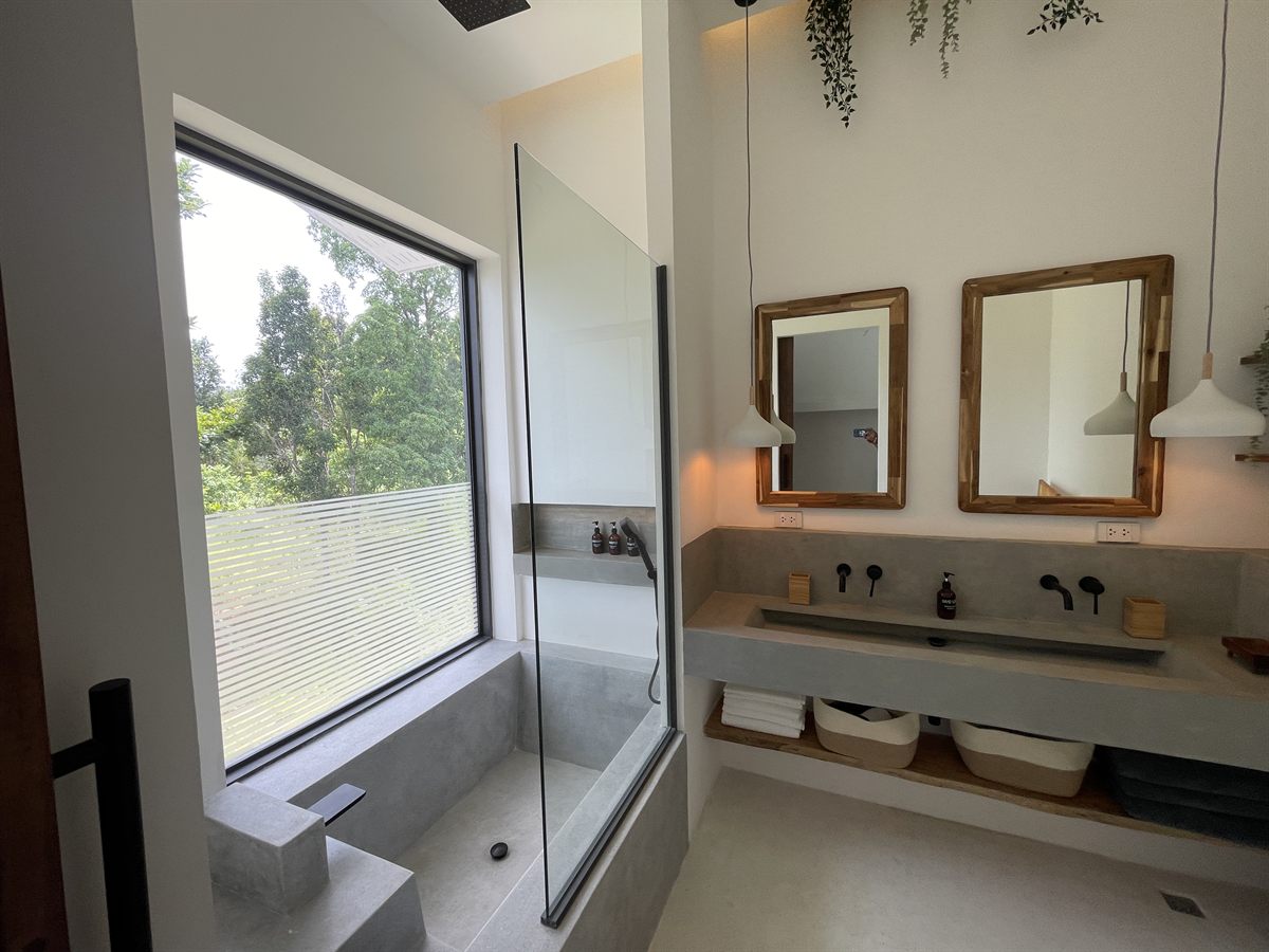 Villa Kiran — bathroom with shower